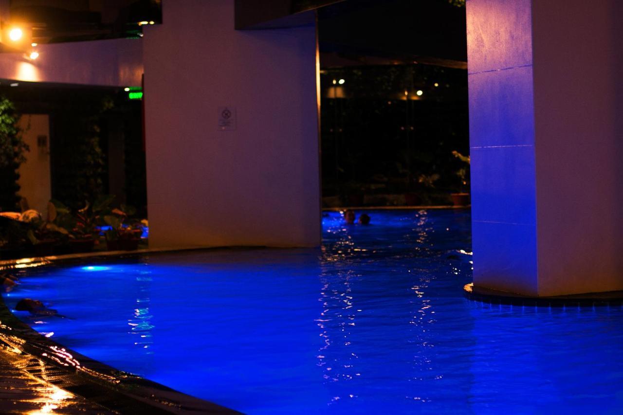 The Gramercy Residences Manila Esterno foto